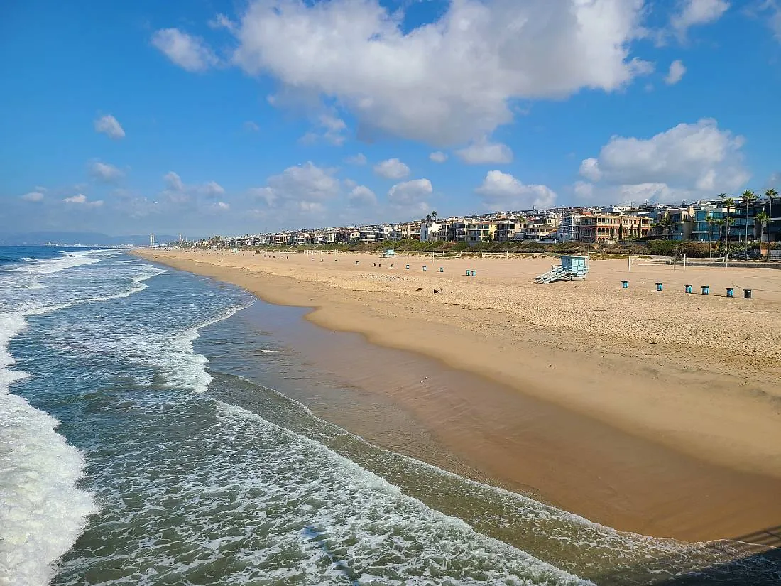 Manhattan Beach pier and coastline